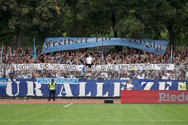 01.08.2026, Herren, Fussball, Saison 2026 2027, Regionalliga Bayern, 2. Spieltag: 1. FC Schweinfurt 1905 - TSV 1860 Muenchen Spruchband der 1860-Fans, Football for the People - Danke an alle Unterstützer! Schweinfurt Sachs-Stadion Bayern Deutschland