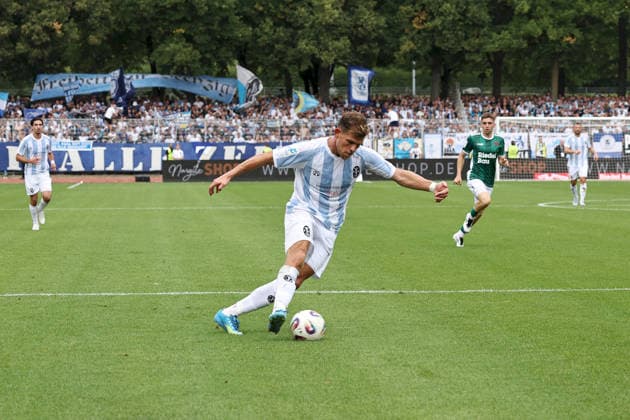 01.08.2026, Herren, Fussball, Saison 2026 2027, Regionalliga Bayern, 2. Spieltag: 1. FC Schweinfurt 1905 - TSV 1860 Muenchen Florian Niederlechner ( 7, TSV 1860 München) Schweinfurt Sachs-Stadion Bayern Deutschland