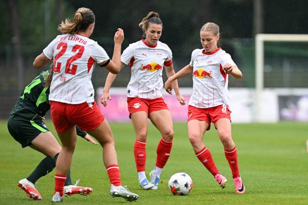 Fußball I Frauen I Saison 2026-2027 I Freundschaftsspiel I RB Leipzig - VfL Wolfsburg I 01.08.2026 Smilla Vallotto (14, VfL Wolfsburg), Alieke Tuin (22, Rasenballsport Leipzig), Sandra Starke (13, Rasenballsport Leipzig), Emilia Asgeirsdottir (8, Rasenballsport Leipzig) Markranstädt Rasenplatz, Stadion am Bad Großfeld, Am Stadtbad 30 Sachsen Deutschland Copyright: xLobeca InesxHähnelx