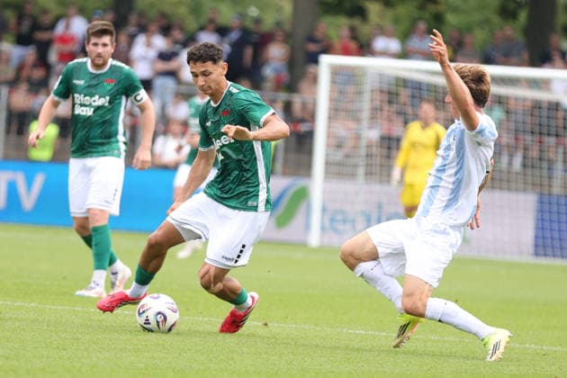 01.08.2026, Herren, Fussball, Saison 2026 2027, Regionalliga Bayern, 2. Spieltag: 1. FC Schweinfurt 1905 - TSV 1860 München Von links: Mustafa Alper Özden (FC Schweinfurt 05, 20) vor Julian Bell (TSV 1860 München, 02) Schweinfurt Riedel-Bau-Arena im Sachs-Stadio Bayern Unterfranken Deutschland