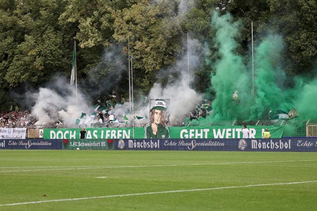 01.08.2026, Herren, Fussball, Saison 2026 2027, Regionalliga Bayern, 2. Spieltag: 1. FC Schweinfurt 1905 - TSV 1860 Muenchen Choreografie der Schnüdel-Fans: Doch das Leben geht weiter! Schweinfurt Sachs-Stadion Bayern Deutschland