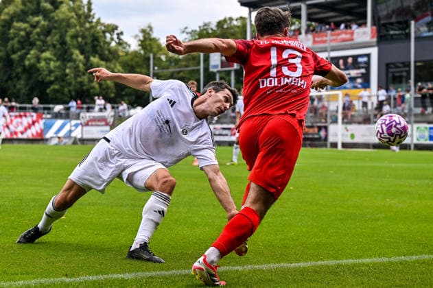 01.08.2026, GER, Fußball, Herren, RL Bayern, Saison 2026 2027, FC Memmingen vs SpVgg Ansbach Ben Müller (Ansbach, 24), Maximilian Dolinski (Memmingen, 13) Memmingen e-con ArenaPark Bayern Deutschland Copyright: xNordphotox xHafnerx