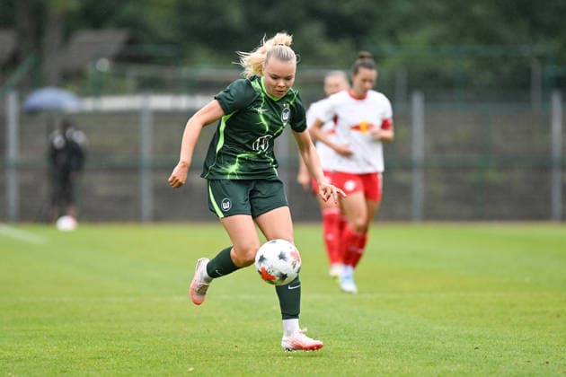 Fußball I Frauen I Saison 2026-2027 I Freundschaftsspiel I RB Leipzig - VfL Wolfsburg I 01.08.2026 Anny Kerim-Lindland (38, VfL Wolfsburg) mit Ball Freisteller, Nahaufnahme, Porträt, Portrait, Einzelfoto, Einzelbild, Körper Markranstädt Rasenplatz, Stadion am Bad Großfeld, Am Stadtbad 30 Sachsen Deutschland Copyright: xLobeca InesxHähnelx