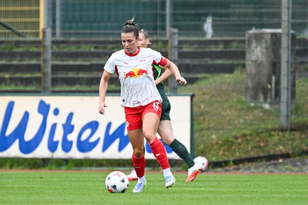 Fußball I Frauen I Saison 2026-2027 I Freundschaftsspiel I RB Leipzig - VfL Wolfsburg I 01.08.2026 Sandra Starke (13, Rasenballsport Leipzig) mit Ball Freisteller, Nahaufnahme, Porträt, Portrait, Einzelfoto, Einzelbild, Körper Markranstädt Rasenplatz, Stadion am Bad Großfeld, Am Stadtbad 30 Sachsen Deutschland Copyright: xLobeca InesxHähnelx