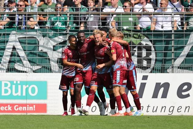 01.08.26, GER, Regionalliga Nord, Fussball, 1. Spieltag, Saison 2026 2027, Dietmar-Scholze-Stadion an der Lohmuehle, VfB Luebeck vs SC Weiche Flensburg Torjubel Jubel. Torschütze Torschuetze Kevin Ntika (SC Weiche Flensburg 08 05) jubelt ueber das Tor zum 1:1 Foto nordphoto GmbH Tauchnitz Luebeck Dietmar-Scholze-Stadion an der Lohmuehle SH Germany Copyright: xnordphotoxGmbHx xTauchnitzx