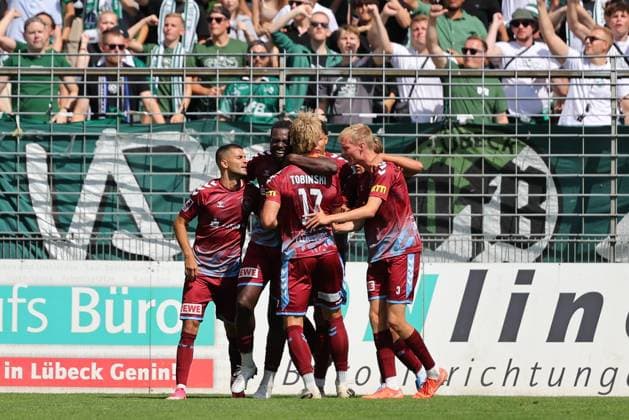 01.08.26, GER, Regionalliga Nord, Fussball, 1. Spieltag, Saison 2026 2027, Dietmar-Scholze-Stadion an der Lohmuehle, VfB Luebeck vs SC Weiche Flensburg Torjubel Jubel. Torschütze Torschuetze Kevin Ntika (SC Weiche Flensburg 08 05) jubelt ueber das Tor zum 1:1 Foto nordphoto GmbH Tauchnitz Luebeck Dietmar-Scholze-Stadion an der Lohmuehle SH Germany Copyright: xnordphotoxGmbHx xTauchnitzx