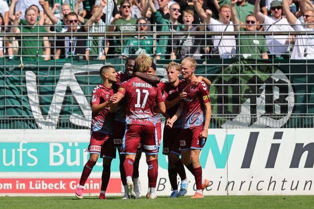 01.08.26, GER, Regionalliga Nord, Fussball, 1. Spieltag, Saison 2026 2027, Dietmar-Scholze-Stadion an der Lohmuehle, VfB Luebeck vs SC Weiche Flensburg Torjubel Jubel. Torschütze Torschuetze Kevin Ntika (SC Weiche Flensburg 08 05) jubelt ueber das Tor zum 1:1 Foto nordphoto GmbH Tauchnitz Luebeck Dietmar-Scholze-Stadion an der Lohmuehle SH Germany Copyright: xnordphotoxGmbHx xTauchnitzx