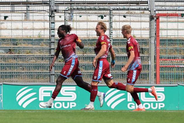 01.08.26, GER, Regionalliga Nord, Fussball, 1. Spieltag, Saison 2026 2027, Dietmar-Scholze-Stadion an der Lohmuehle, VfB Luebeck vs SC Weiche Flensburg Torjubel Jubel. Torschütze Torschuetze Kevin Ntika (SC Weiche Flensburg 08 05) jubelt ueber das Tor zum 1:1 Foto nordphoto GmbH Tauchnitz Luebeck Dietmar-Scholze-Stadion an der Lohmuehle SH Germany Copyright: xnordphotoxGmbHx xTauchnitzx
