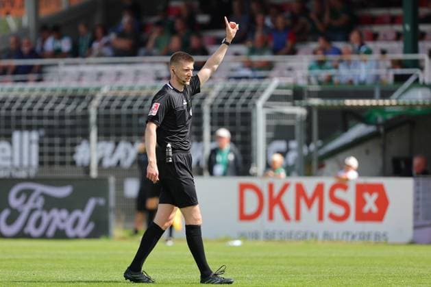 01.08.26, GER, Regionalliga Nord, Fussball, 1. Spieltag, Saison 2026 2027, Dietmar-Scholze-Stadion an der Lohmuehle, VfB Luebeck vs SC Weiche Flensburg Einzelaktion Aktion Ganze Figur Einzeln Freisteller Schiedsrichter Kevin Behrens gibt Handzeichen Foto nordphoto GmbH Tauchnitz Luebeck Dietmar-Scholze-Stadion an der Lohmuehle SH Germany Copyright: xnordphotoxGmbHx xTauchnitzx
