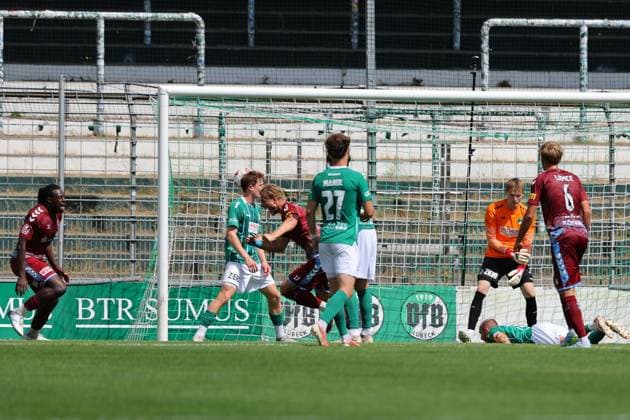 01.08.26, GER, Regionalliga Nord, Fussball, 1. Spieltag, Saison 2026 2027, Dietmar-Scholze-Stadion an der Lohmuehle, VfB Luebeck vs SC Weiche Flensburg Tor zum 1:1. Torschütze Torschuetze Kevin Ntika (SC Weiche Flensburg 08 05) trifft zum 1:1 ins Tor von Torwart Finn Böhmker Finn Boehmker (VfB Luebeck 01) Foto nordphoto GmbH Tauchnitz Luebeck Dietmar-Scholze-Stadion an der Lohmuehle SH Germany Copyright: xnordphotoxGmbHx xTauchnitzx