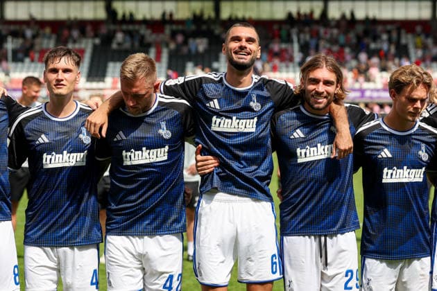 2026-08-01 Sparta Rotterdam v MSV Duisburg - Pre Season Friendly ROTTERDAM, NETHERLANDS - AUGUST 1: Aljaz Casar of MSV Duisburg, Martin Ens of MSV Duisburg, Alexander Hahn of MSV Duisburg, Rasim Bulic of MSV Duisburg, Joshua Bitter of MSV Duisburg, are thanking the fans for their support after the draw during the Pre Season Friendly match between Sparta Rotterdam and MSV Duisburg at Sparta-stadion Het Kasteel on August 1, 2026 in Rotterdam, Netherlands. Rotterdam Sparta-stadion Het Kasteel Netherlands Content not available for redistribution in The Netherlands directly or indirectly through any third parties. Copyright: xHansxvanxderxValkx