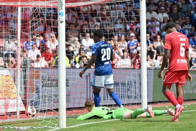 Junior Adamu (FC Schalke 04) erzielt das Tor zum 0:2 01.08.2026, Fussball, Saison 2026 2027, Testspiel, KSV Hessen Kassel - FC Schalke 04 Kassel Auestadion Deutschland