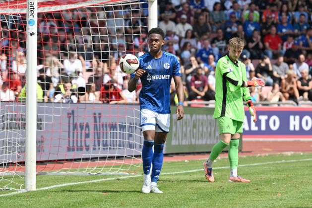 Junior Adamu (FC Schalke 04) hat soeben das Tor zum 0:2 erzielt 01.08.2026, Fussball, Saison 2026 2027, Testspiel, KSV Hessen Kassel - FC Schalke 04 Kassel Auestadion Deutschland