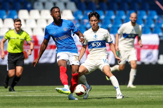 2026.08.01 Darmstadt, Testpiel SV Darmstadt 98 - FC Portsmouth v.l. Ebou Adams (Portsmouth), Hiroki Akiyama (SV Darmstadt 98), in action, with the ball Copyright: HMBxMedia JoaquimxFerreira