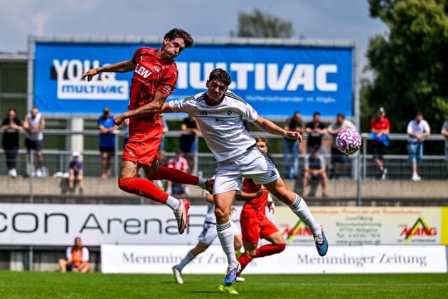 01.08.2026, GER, Fußball, Herren, RL Bayern, Saison 2026 2027, FC Memmingen vs SpVgg Ansbach Luis Pfaumann (Memmingen, 10) gewinnt Kopfballduell gegen Lucas Beetz (Ansbach, 2) Memmingen e-con ArenaPark Bayern Deutschland Copyright: xNordphotox xHafnerx