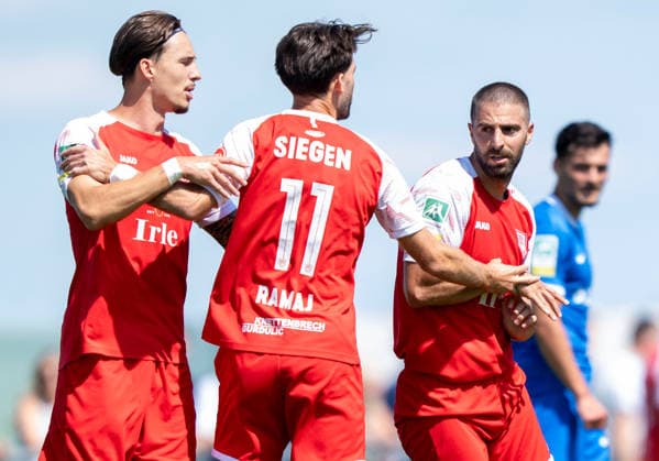 Fußball Regionalliga Staffel West 1. Spieltag SV Westfalia Rhynern - Sportfreunde Siegen am 01.08.2026 im Kümpel + Hellmeister Arena im Westfalia Sportpark in Hamm-Rhynern Dustin Willms ( Siegen ), links - Elsamed Ramaj ( Siegen ), mitte - Serhat-Semih Gueler ( Siegen ), rechts