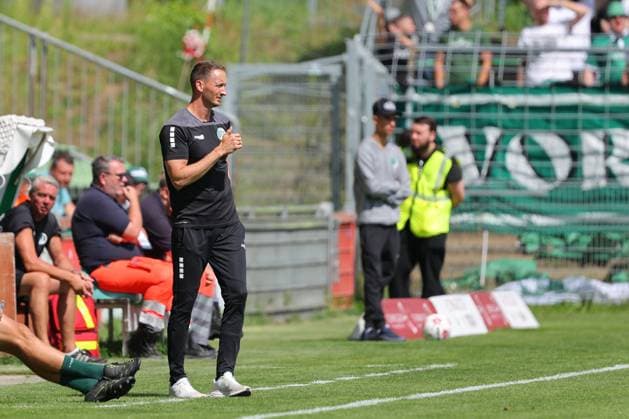 01.08.26, GER, Regionalliga Nord, Fussball, 1. Spieltag, Saison 2026 2027, Dietmar-Scholze-Stadion an der Lohmuehle, VfB Luebeck vs SC Weiche Flensburg Coachingzone Seitenlinie Trainerbereich Technische Zone. Trainer Kevin Rodewald (VfB Luebeck) Foto nordphoto GmbH Tauchnitz Luebeck Dietmar-Scholze-Stadion an der Lohmuehle SH Germany Copyright: xnordphotoxGmbHx xTauchnitzx