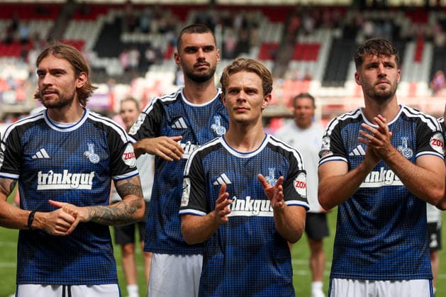 2026-08-01 Sparta Rotterdam v MSV Duisburg - Pre Season Friendly ROTTERDAM, NETHERLANDS - AUGUST 1: Joshua Bitter of MSV Duisburg, Jakob Bookjans of MSV Duisburg, Tobias Fleckstein of MSV Duisburg are thanking the fans for their support after the draw during the Pre Season Friendly match between Sparta Rotterdam and MSV Duisburg at Sparta-stadion Het Kasteel on August 1, 2026 in Rotterdam, Netherlands. Rotterdam Sparta-stadion Het Kasteel Netherlands Content not available for redistribution in The Netherlands directly or indirectly through any third parties. Copyright: xHansxvanxderxValkx