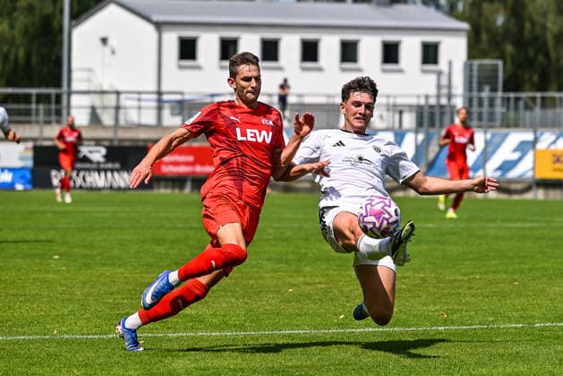 01.08.2026, GER, Fußball, Herren, RL Bayern, Saison 2026 2027, FC Memmingen vs SpVgg Ansbach Fabian Lutz (Memmingen, 8), Lucas Beetz (Ansbach, 2) Memmingen e-con ArenaPark Bayern Deutschland Copyright: xNordphotox xHafnerx