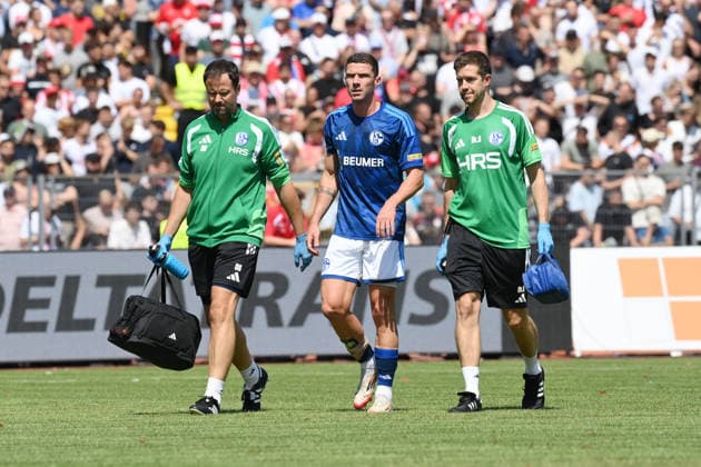 Verletzung Robin Gosens (FC Schalke 04), mi. 01.08.2026, Fussball, Saison 2026 2027, Testspiel, KSV Hessen Kassel - FC Schalke 04 Kassel Auestadion Deutschland