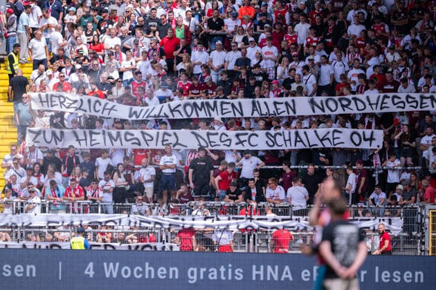 01.08.2026, Fussball, Saison 2026 2027, Testspiel, KSV Hessen Kassel - FC Schalke 04, Spruchbanner Fans KSV Herzlich willkommen in Nordhessen zum Heimspiel des FC Schalke 04 xRHR-FOTO YYx Copyright: KROEGER RHR-FOTOx RHR-FOTO YY