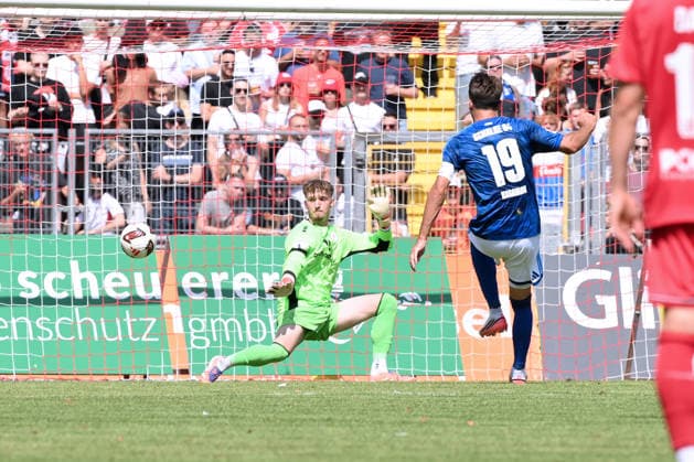Kenan Karaman (FC Schalke 04) erzielt das Tor zum 0:1 01.08.2026, Fussball, Saison 2026 2027, Testspiel, KSV Hessen Kassel - FC Schalke 04 Kassel Auestadion Deutschland