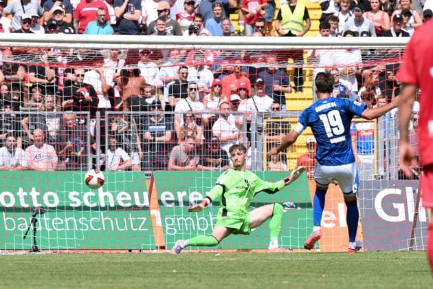 Kenan Karaman (FC Schalke 04) erzielt das Tor zum 0:1 01.08.2026, Fussball, Saison 2026 2027, Testspiel, KSV Hessen Kassel - FC Schalke 04 Kassel Auestadion Deutschland