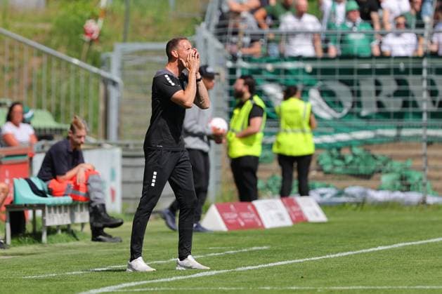 01.08.26, GER, Regionalliga Nord, Fussball, 1. Spieltag, Saison 2026 2027, Dietmar-Scholze-Stadion an der Lohmuehle, VfB Luebeck vs SC Weiche Flensburg Coachingzone Seitenlinie Trainerbereich Technische Zone. Trainer Kevin Rodewald (VfB Luebeck) Foto nordphoto GmbH Tauchnitz Luebeck Dietmar-Scholze-Stadion an der Lohmuehle SH Germany Copyright: xnordphotoxGmbHx xTauchnitzx