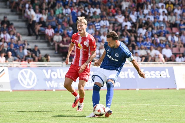 Kenan Karaman (FC Schalke 04) erzielt das Tor zum 0:1 01.08.2026, Fussball, Saison 2026 2027, Testspiel, KSV Hessen Kassel - FC Schalke 04 Kassel Auestadion Deutschland