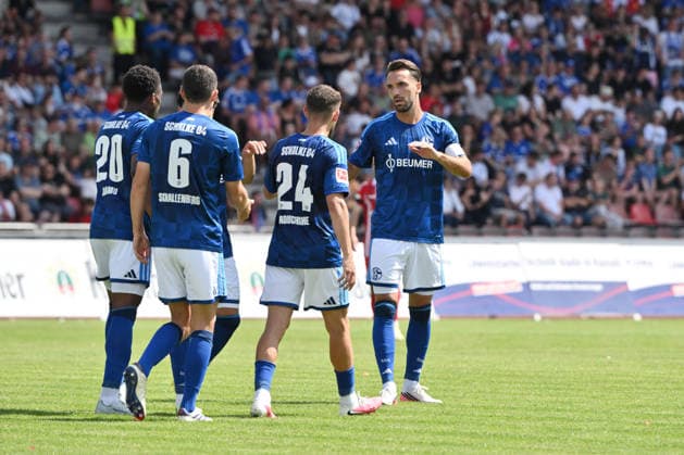 Jubel 0:1, v.re., Kenan Karaman (FC Schalke 04), Adil Aouchiche (FC Schalke 04), Ron Schallenberg (FC Schalke 04), Junior Adamu (FC Schalke 04) 01.08.2026, Fussball, Saison 2026 2027, Testspiel, KSV Hessen Kassel - FC Schalke 04 Kassel Auestadion Deutschland