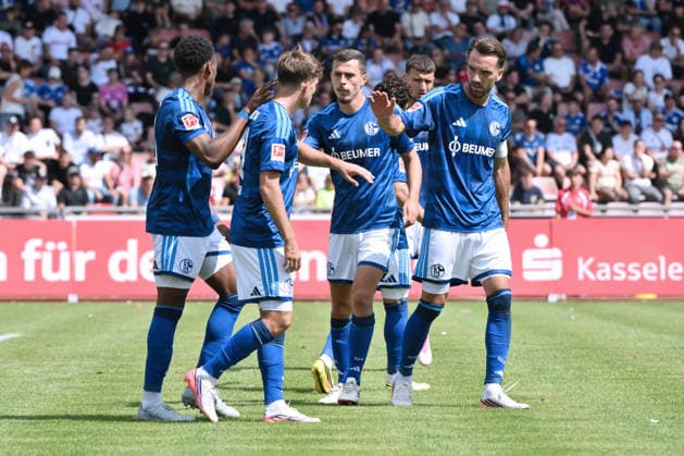 Jubel 0:2, v.re., Kenan Karaman (FC Schalke 04), Ron Schallenberg (FC Schalke 04), Vitalie Becker (FC Schalke 04), Junior Adamu (FC Schalke 04) 01.08.2026, Fussball, Saison 2026 2027, Testspiel, KSV Hessen Kassel - FC Schalke 04 Kassel Auestadion Deutschland