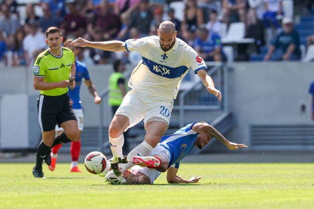 2026.08.01 Darmstadt, Testpiel SV Darmstadt 98 - FC Portsmouth v.l. Aleksandar Vukotic (SV Darmstadt 98), Luke Le Roux (Portsmouth) battles for the Ball Copyright: HMBxMedia JoaquimxFerreira