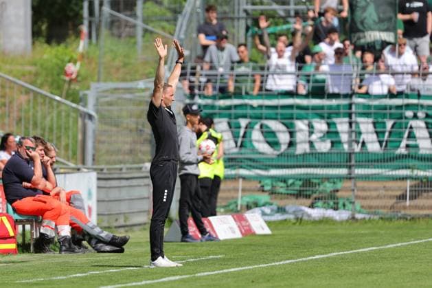 01.08.26, GER, Regionalliga Nord, Fussball, 1. Spieltag, Saison 2026 2027, Dietmar-Scholze-Stadion an der Lohmuehle, VfB Luebeck vs SC Weiche Flensburg Coachingzone Seitenlinie Trainerbereich Technische Zone. Trainer Kevin Rodewald (VfB Luebeck) Foto nordphoto GmbH Tauchnitz Luebeck Dietmar-Scholze-Stadion an der Lohmuehle SH Germany Copyright: xnordphotoxGmbHx xTauchnitzx