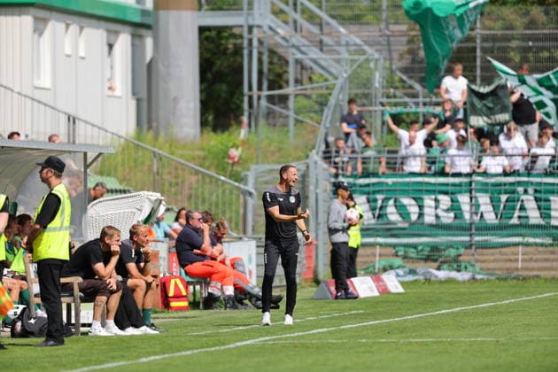 01.08.26, GER, Regionalliga Nord, Fussball, 1. Spieltag, Saison 2026 2027, Dietmar-Scholze-Stadion an der Lohmuehle, VfB Luebeck vs SC Weiche Flensburg Coachingzone Seitenlinie Trainerbereich Technische Zone. Trainer Kevin Rodewald (VfB Luebeck) Foto nordphoto GmbH Tauchnitz Luebeck Dietmar-Scholze-Stadion an der Lohmuehle SH Germany Copyright: xnordphotoxGmbHx xTauchnitzx