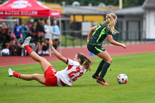 Fußball I Frauen I Saison 2026-2027 I Freundschaftsspiel I RB Leipzig - VfL Wolfsburg I 01.08.2026 Zweikampf Alieke Tuin (22, Rasenballsport Leipzig), Linnea Saelen (41, VfL Wolfsburg) Markranstädt Rasenplatz, Stadion am Bad Großfeld, Am Stadtbad 30 Sachsen Deutschland Copyright: xLobeca InesxHähnelx