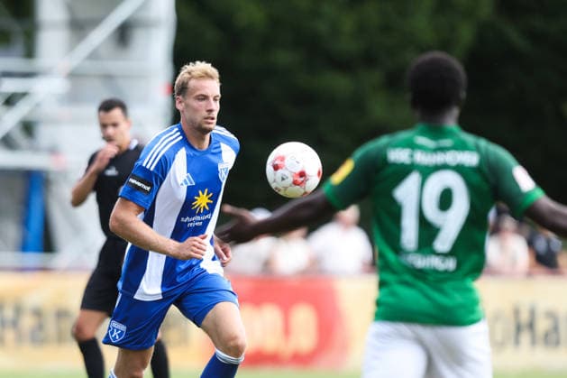 01.08.2026, Fussball, Herren, Regionalliga Nord, 1. Spieltag, HSC Hannover - BSV Kickers Emden Peer Mahncke (blau 5 BSV Kickers Emden) im Zweikampf mit Amoro Diedhiou (19 HSC Hannover)