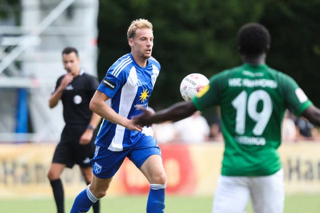 01.08.2026, Fussball, Herren, Regionalliga Nord, 1. Spieltag, HSC Hannover - BSV Kickers Emden Peer Mahncke (blau 5 BSV Kickers Emden) im Zweikampf mit Amoro Diedhiou (19 HSC Hannover)