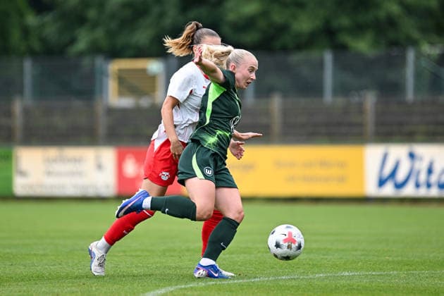 Fußball I Frauen I Saison 2026-2027 I Freundschaftsspiel I RB Leipzig - VfL Wolfsburg I 01.08.2026 Thea Bjelde (2, VfL Wolfsburg) am Ball Freisteller, Nahaufnahme, Porträt, Portrait, Einzelfoto, Einzelbild, Körper Markranstädt Rasenplatz, Stadion am Bad Großfeld, Am Stadtbad 30 Sachsen Deutschland Copyright: xLobeca InesxHähnelx