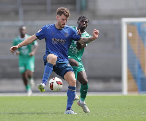 Kevin Ehlers (Eintracht Braunschweig) im Duell mit Nsingi (La Louviere) Fussball, Herren, Saison 2026 2027 2.BL, Eintracht Stadion, Eintracht Braunschweig gegen RAAL La Louviere, Saisonvorbereitung, Testspiel, 0-0 DFL REGULATIONS PROHIBIT ANY USE OF PHOTOGRAPHS AS IMAGE SEQUENCES AND OR QUASI-VIDEO.