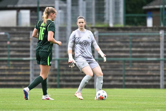 Fußball I Frauen I Saison 2026-2027 I Freundschaftsspiel I RB Leipzig - VfL Wolfsburg I 01.08.2026 Stina Johannes (1, VfL Wolfsburg) am Ball Freisteller, Nahaufnahme, Porträt, Portrait, Einzelfoto, Einzelbild, Körper Markranstädt Rasenplatz, Stadion am Bad Großfeld, Am Stadtbad 30 Sachsen Deutschland Copyright: xLobeca InesxHähnelx