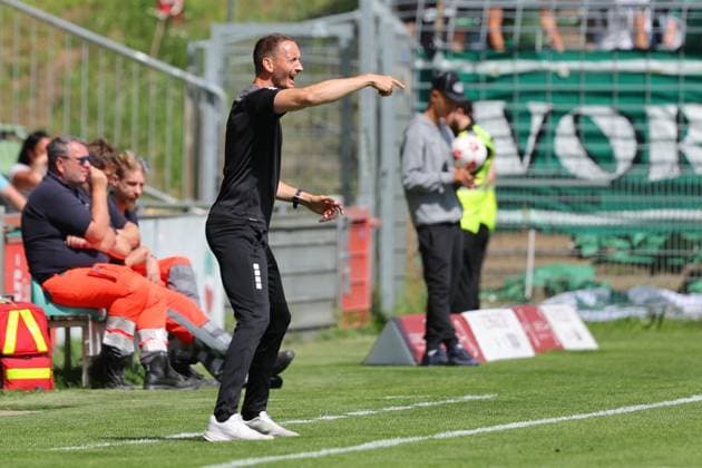 01.08.26, GER, Regionalliga Nord, Fussball, 1. Spieltag, Saison 2026 2027, Dietmar-Scholze-Stadion an der Lohmuehle, VfB Luebeck vs SC Weiche Flensburg Coachingzone Seitenlinie Trainerbereich Technische Zone. Trainer Kevin Rodewald (VfB Luebeck) Foto nordphoto GmbH Tauchnitz Luebeck Dietmar-Scholze-Stadion an der Lohmuehle SH Germany Copyright: xnordphotoxGmbHx xTauchnitzx
