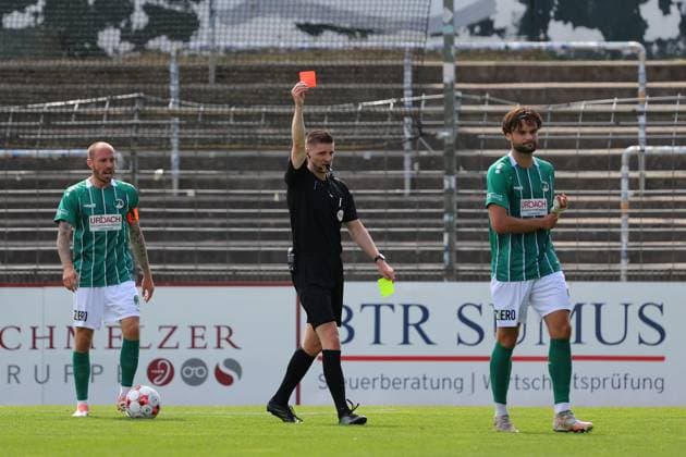 01.08.26, GER, Regionalliga Nord, Fussball, 1. Spieltag, Saison 2026 2027, Dietmar-Scholze-Stadion an der Lohmuehle, VfB Luebeck vs SC Weiche Flensburg Rot die Gelb Rote Karte Schiedsrichter Kevin Behrens zeigt Maximilian Schütt Maximilian Schuett (VfB Luebeck 23) die Rote Karte links Marvin Thiel (VfB Luebeck 13) Foto nordphoto GmbH Tauchnitz Luebeck Dietmar-Scholze-Stadion an der Lohmuehle SH Germany Copyright: xnordphotoxGmbHx xTauchnitzx