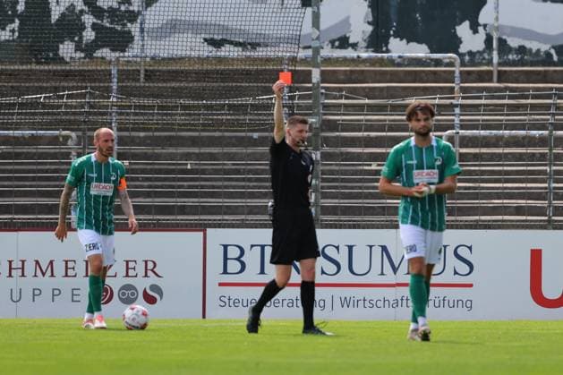 01.08.26, GER, Regionalliga Nord, Fussball, 1. Spieltag, Saison 2026 2027, Dietmar-Scholze-Stadion an der Lohmuehle, VfB Luebeck vs SC Weiche Flensburg Rot die Gelb Rote Karte Schiedsrichter Kevin Behrens zeigt Maximilian Schütt Maximilian Schuett (VfB Luebeck 23) die Rote Karte links Marvin Thiel (VfB Luebeck 13) Foto nordphoto GmbH Tauchnitz Luebeck Dietmar-Scholze-Stadion an der Lohmuehle SH Germany Copyright: xnordphotoxGmbHx xTauchnitzx