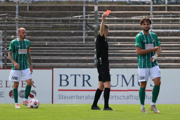 01.08.26, GER, Regionalliga Nord, Fussball, 1. Spieltag, Saison 2026 2027, Dietmar-Scholze-Stadion an der Lohmuehle, VfB Luebeck vs SC Weiche Flensburg Rot die Gelb Rote Karte Schiedsrichter Kevin Behrens zeigt Maximilian Schütt Maximilian Schuett (VfB Luebeck 23) die Rote Karte links Marvin Thiel (VfB Luebeck 13) Foto nordphoto GmbH Tauchnitz Luebeck Dietmar-Scholze-Stadion an der Lohmuehle SH Germany Copyright: xnordphotoxGmbHx xTauchnitzx