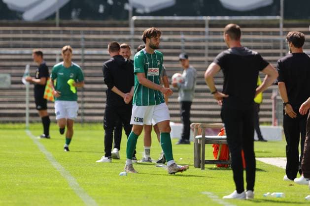 01.08.26, GER, Regionalliga Nord, Fussball, 1. Spieltag, Saison 2026 2027, Dietmar-Scholze-Stadion an der Lohmuehle, VfB Luebeck vs SC Weiche Flensburg Maximilian Schütt Maximilian Schuett (VfB Luebeck 23) muss nach Roter Karte den Platz verlassen Foto nordphoto GmbH Tauchnitz Luebeck Dietmar-Scholze-Stadion an der Lohmuehle SH Germany Copyright: xnordphotoxGmbHx xTauchnitzx
