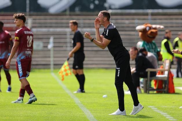 01.08.26, GER, Regionalliga Nord, Fussball, 1. Spieltag, Saison 2026 2027, Dietmar-Scholze-Stadion an der Lohmuehle, VfB Luebeck vs SC Weiche Flensburg Coachingzone Seitenlinie Trainerbereich Technische Zone. Trainer Kevin Rodewald (VfB Luebeck) gibt Anweisungen gestikuliert gibt Handzeichen Foto nordphoto GmbH Tauchnitz Luebeck Dietmar-Scholze-Stadion an der Lohmuehle SH Germany Copyright: xnordphotoxGmbHx xTauchnitzx