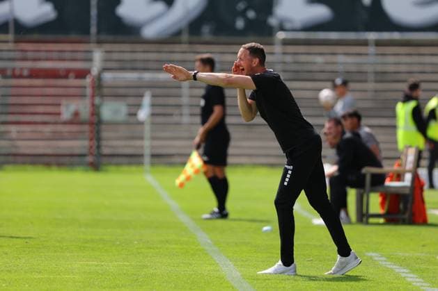 01.08.26, GER, Regionalliga Nord, Fussball, 1. Spieltag, Saison 2026 2027, Dietmar-Scholze-Stadion an der Lohmuehle, VfB Luebeck vs SC Weiche Flensburg Coachingzone Seitenlinie Trainerbereich Technische Zone. Trainer Kevin Rodewald (VfB Luebeck) gibt Anweisungen gestikuliert gibt Handzeichen Foto nordphoto GmbH Tauchnitz Luebeck Dietmar-Scholze-Stadion an der Lohmuehle SH Germany Copyright: xnordphotoxGmbHx xTauchnitzx