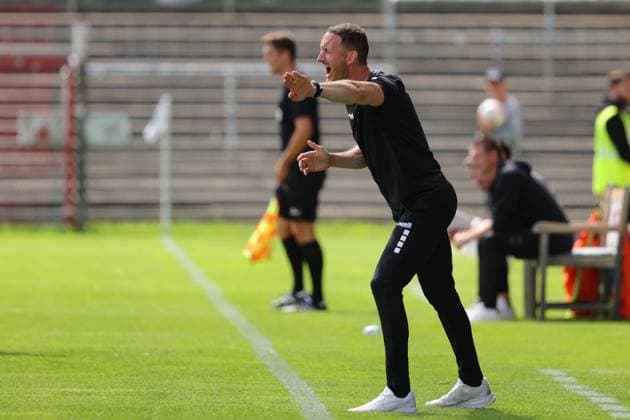 01.08.26, GER, Regionalliga Nord, Fussball, 1. Spieltag, Saison 2026 2027, Dietmar-Scholze-Stadion an der Lohmuehle, VfB Luebeck vs SC Weiche Flensburg Coachingzone Seitenlinie Trainerbereich Technische Zone. Trainer Kevin Rodewald (VfB Luebeck) gibt Anweisungen gestikuliert gibt Handzeichen Foto nordphoto GmbH Tauchnitz Luebeck Dietmar-Scholze-Stadion an der Lohmuehle SH Germany Copyright: xnordphotoxGmbHx xTauchnitzx