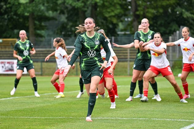 Fußball I Frauen I Saison 2026-2027 I Freundschaftsspiel I RB Leipzig - VfL Wolfsburg I 01.08.2026 Smilla Vallotto (14, VfL Wolfsburg) fordert den Ball Freisteller, Nahaufnahme, Porträt, Portrait, Einzelfoto, Einzelbild, Körper Markranstädt Rasenplatz, Stadion am Bad Großfeld, Am Stadtbad 30 Sachsen Deutschland Copyright: xLobeca InesxHähnelx