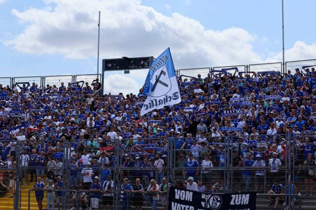 Kassel, Deutschland 01. August 2026: Testspiel - 2026 2027 - KSV Hessen Kassel gegen FC Schalke 04 Im Bild: Schalke 04 Fankurve im Auestadion Kassel Auestadion Hessen Copyright: xFotostandx xFabianxWernerx